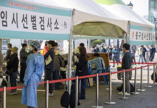 국내 신종 코로나바이러스 감염증(코로나19) 신규 확진자 수가 400명 후반을 기록한 3일 오전 서울역에 설치된 중구임시선별검사소에서 시민들이 검사를 받기 위해 줄을 서 있다. <연합뉴스>